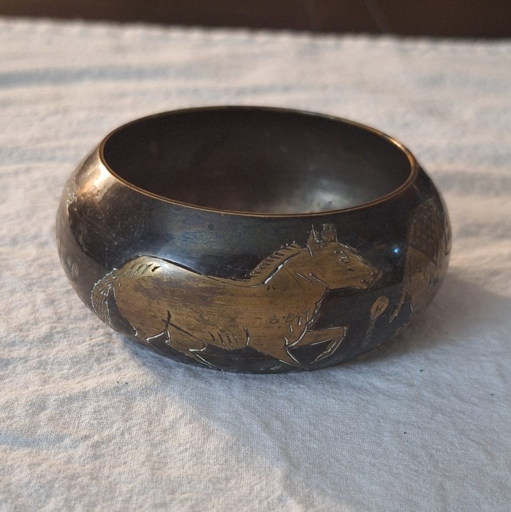 Brass etched animals bangle - Picture 3 of 5